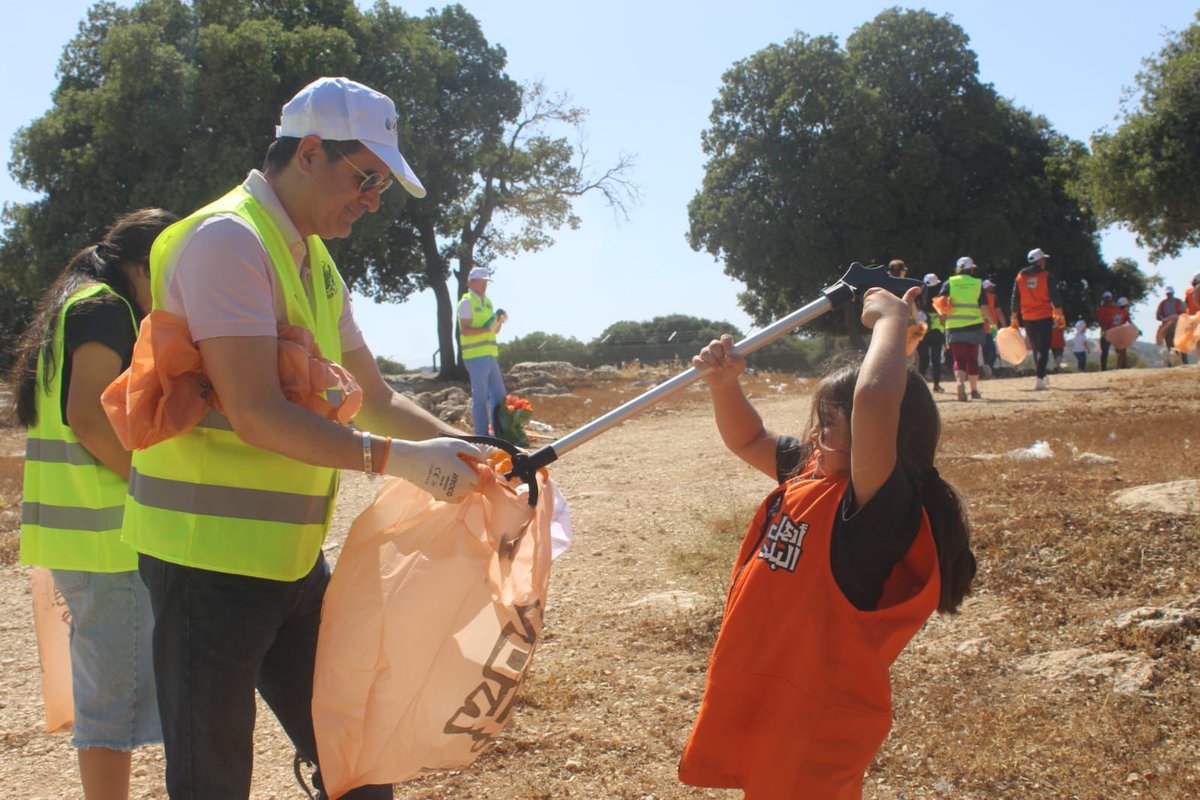 UKinJordan's tweet photo. في يوم النظافة العالمي، انضم موظفو السفارة البريطانية في عمان بالتعاون مع جمعية وادي لتنمية النظم البيئية المستدامة ومؤسسة أهل البلد إلى الجهود العالمية لحملة “Lets Do it World” وقاموا بتنظيف غابة 🌳 في محافظة السلط.

معًا، يمكننا أن نجعل كوكبنا 🌎 أكثر صحة ونظافة✨. https://t.co/SsefXN5Rve