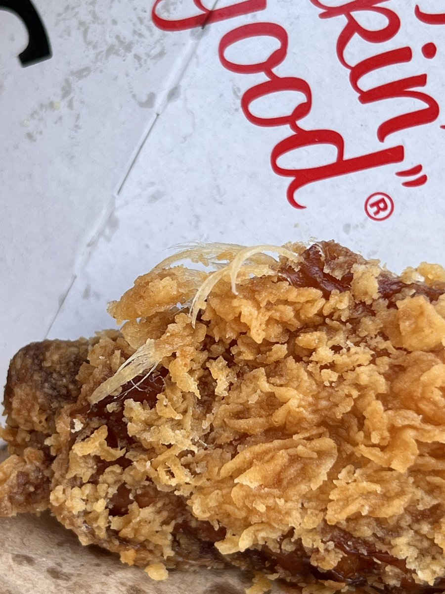 Faraero's tweet photo. #hotwings avec des  #plumes #dégoûtant chez @KFCFrance #kfc @kfc Portet-sur-Garonne #Toulouse aujourd’hui et la vendeuse me répond que c’est normal #scandale #alimentaire #FastFood   #verifiezavantdemanger https://t.co/lQ2gmhDasJ