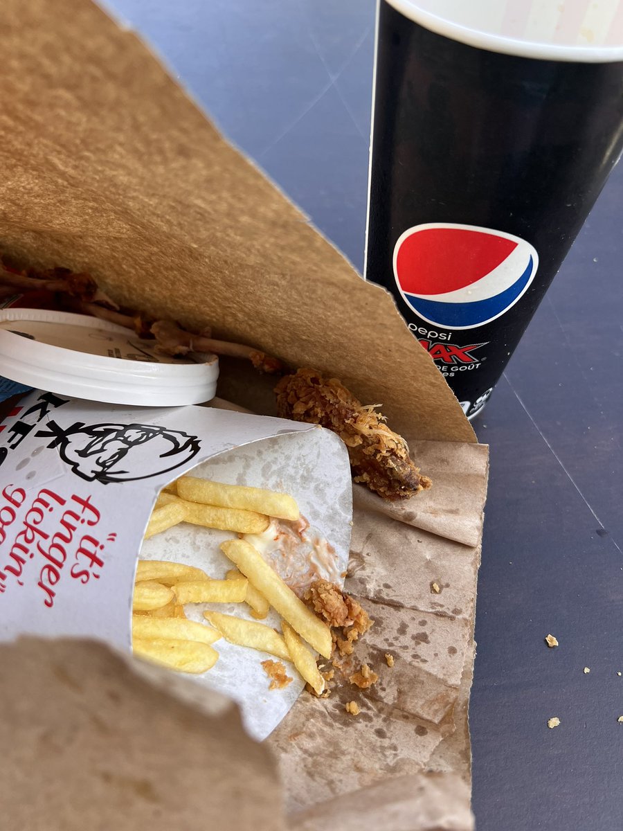 Faraero's tweet photo. #hotwings avec des  #plumes #dégoûtant chez @KFCFrance #kfc @kfc Portet-sur-Garonne #Toulouse aujourd’hui et la vendeuse me répond que c’est normal #scandale #alimentaire #FastFood   #verifiezavantdemanger https://t.co/lQ2gmhDasJ