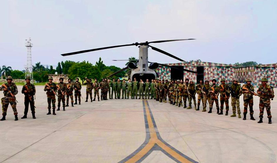 westerncomd_IA's tweet photo. #PineWarriors rehearsed                    #SpecialHeliborneOperations in coordination with #IAF.

 #StrikeFastStrikeDeep #Fearless #Synergy
#KhargaCorps

@adgpi
@prodefencechan https://t.co/lnRw7ZOxKm