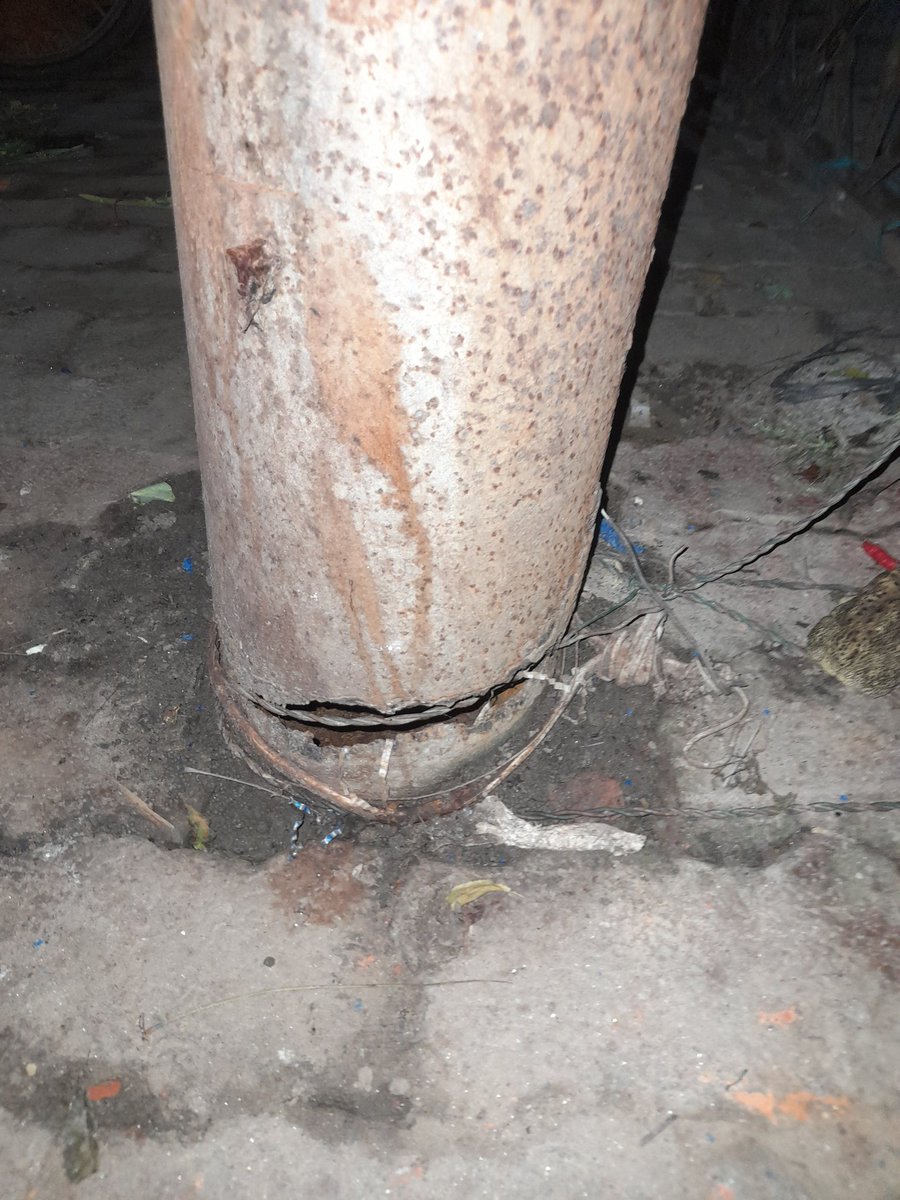 DelhiSkill's tweet photo. @UPPCLLKO @MVVNLHQ @SdoTownsitapur सीतापुर जिले की महोली तहसील के अंतर्गत आने वाले स्टेशन रोड पर बिजली का खंबा यह जर्जर हालत में लगा है हजारों की संख्या में लोग निकालते हैं किसी दिन भी घटना हो सकती है कृपया संज्ञान में लें और साथ ही साथ वहां पर सब्जी मंडी भी है @homeupgov https://t.co/N6N7lKbNCR