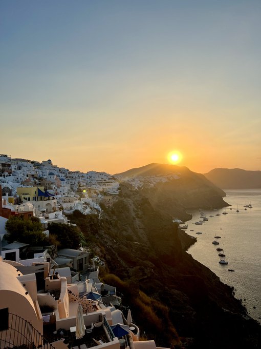 3 pic. Postcards from Santorini ??? https://t.co/UvBSNc0THE