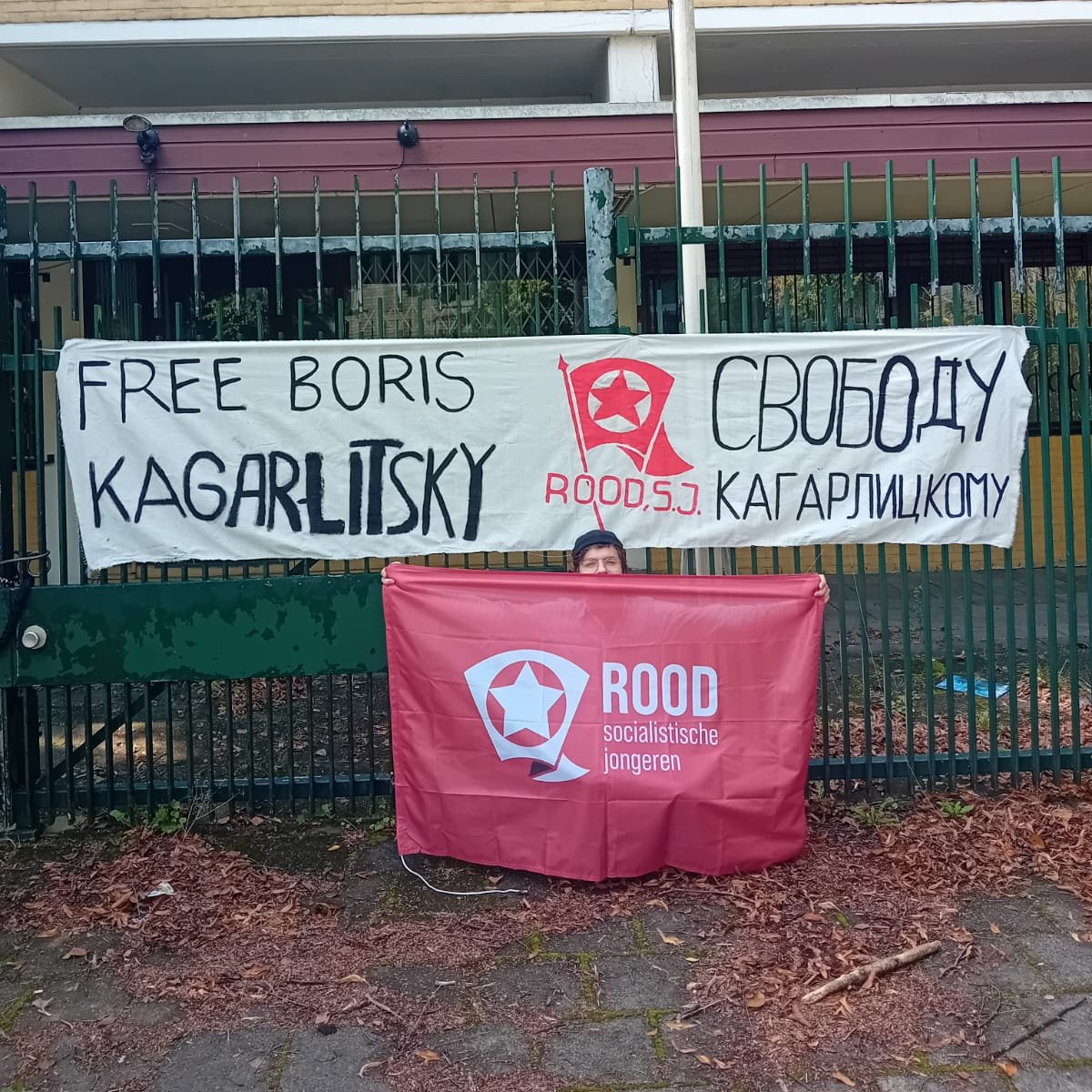 ROODamsterdam's tweet photo. Voor de internationale solidariteitsdag voor de Russische Marxist Boris Kagarlitsky, die vast zit wegens zijn oppositie tegen de oorlog, deden wij een bannerdrop bij de Russische Handelsmissie. #FreeBorisKagarlitsky https://t.co/q3A49EXdCY