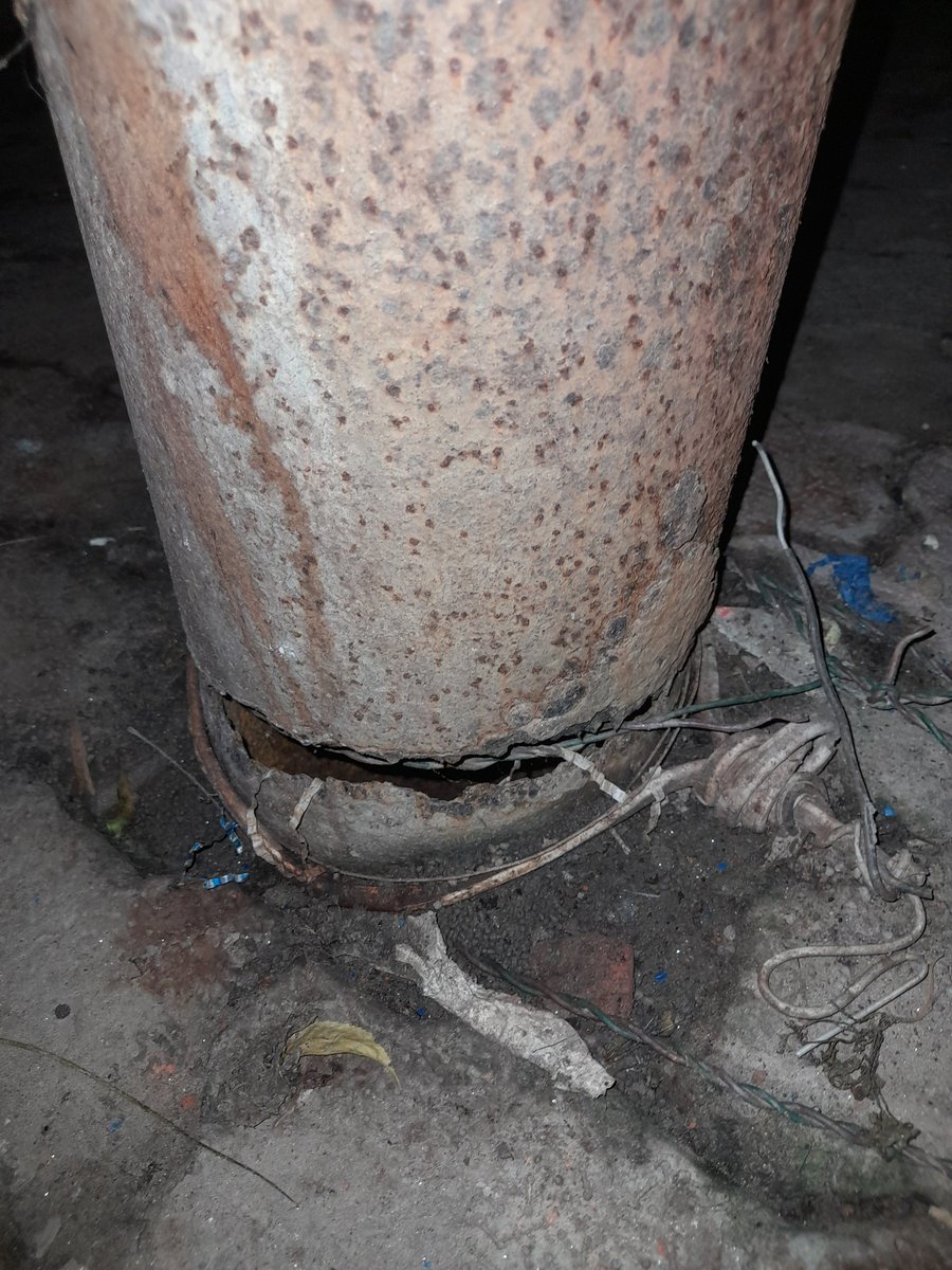 DelhiSkill's tweet photo. @UPPCLLKO @MVVNLHQ @SdoTownsitapur सीतापुर जिले की महोली तहसील के अंतर्गत आने वाले स्टेशन रोड पर बिजली का खंबा यह जर्जर हालत में लगा है हजारों की संख्या में लोग निकालते हैं किसी दिन भी घटना हो सकती है कृपया संज्ञान में लें और साथ ही साथ वहां पर सब्जी मंडी भी है @homeupgov https://t.co/N6N7lKbNCR