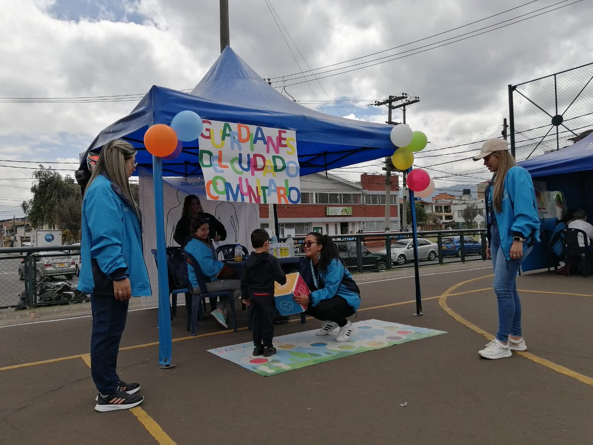 SubRedSurOcci's tweet photo. 👋🏽🩺 #EstamosConPuenteAranda 👨👩👧👦 ¡Avanza con éxito la Gran Jornada #SaludAMiBarrio en el barrio Colonia Oriental! No te quedes sin participar, tenemos una amplia variedad de servicios para ti, tu familia y tu amigo peludo. #autocuidadoresponsable https://t.co/VivpZ0a3w7