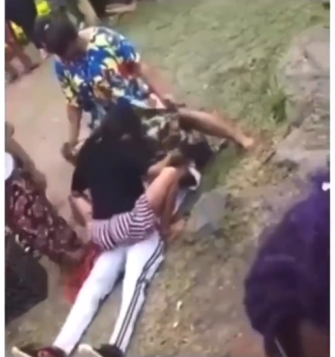 NAMIBIA, huko inasadikika mwanaume inabidi ashawishiwe na mashemeji 😹
Kabla ya kumuoa mwali wake Sasa ukishawishika na ikisimama🍆 tu.......Mwali uchukui😹😹
 
Je wewe ungeweza ?

Video kwenye comments?