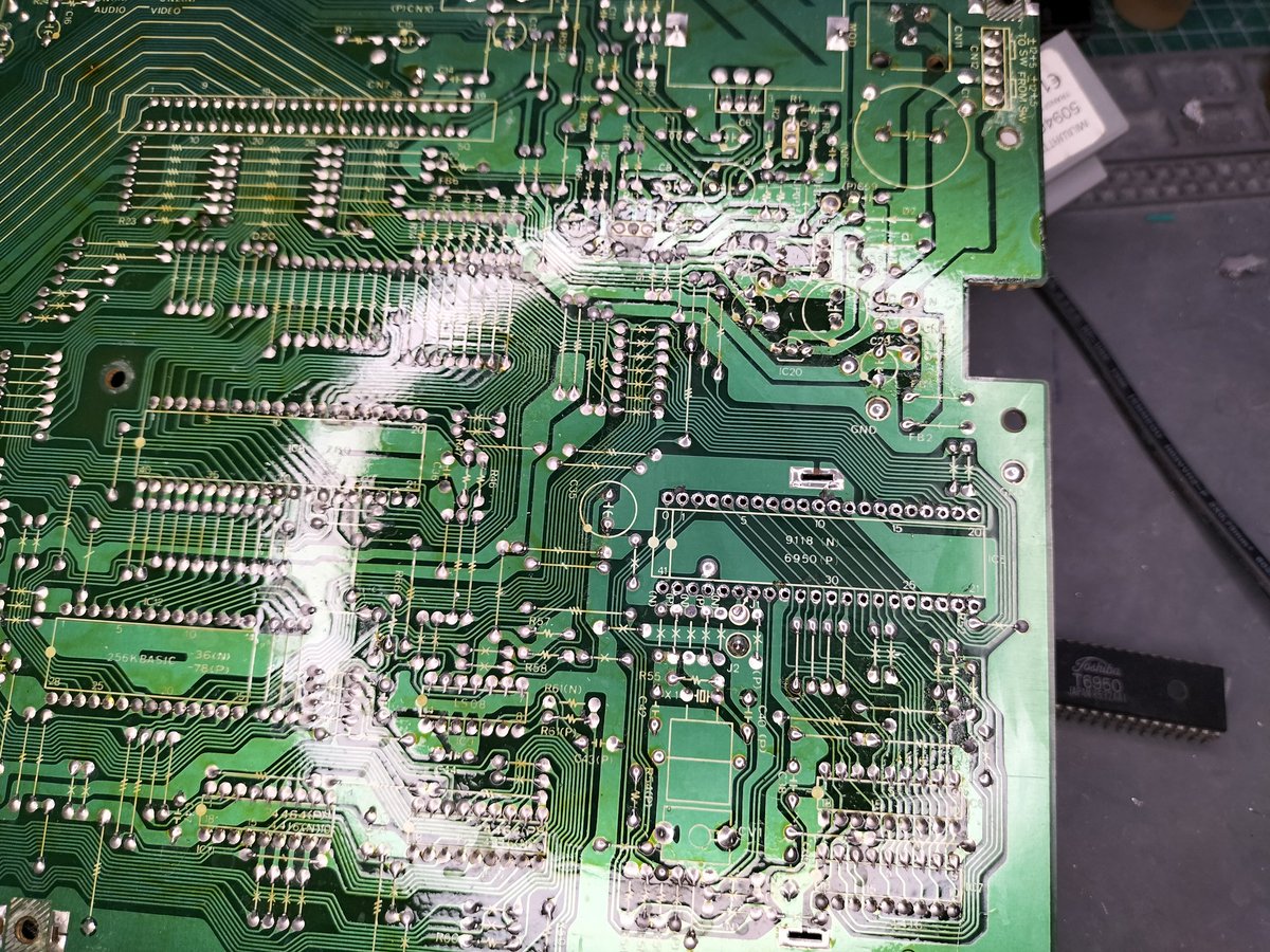 N0v1t4_novi's tweet image. Ayer en un momento libre pude desoldar el vdp del #msx #hitbit