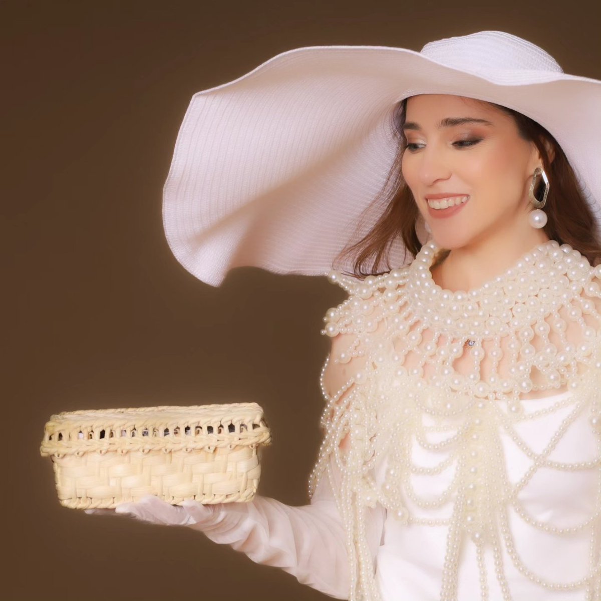 silkteaworld's tweet photo. Silk Tea Experience is an authentic product, wrapped in a special box made of braided corn leaves -  a special object created for this concept. 

Each box is different and personalized,it contains between 8-10 tea bags made of 100% cotton lace.
#silkteaexperience
#tea
#luxurytea https://t.co/yugf5D7EXw