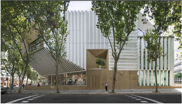 parislima's tweet photo. .@parq  ::: #SUMA_Arquitectura: #BIBLIOTECA_Gabriel_García_Márquez,  provoca   que la #geometría de la #construcción se adapte a las condiciones del  #entorno… en #BARCELONA_España curado por #Benjamin_Zapico, fotos:  #Jesús_Granada…
https://t.co/9CGEP7BrTF https://t.co/KzIlis77fh
