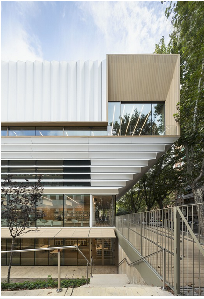 parislima's tweet photo. .@parq  ::: #SUMA_Arquitectura: #BIBLIOTECA_Gabriel_García_Márquez,  provoca   que la #geometría de la #construcción se adapte a las condiciones del  #entorno… en #BARCELONA_España curado por #Benjamin_Zapico, fotos:  #Jesús_Granada…
https://t.co/9CGEP7BrTF https://t.co/KzIlis77fh