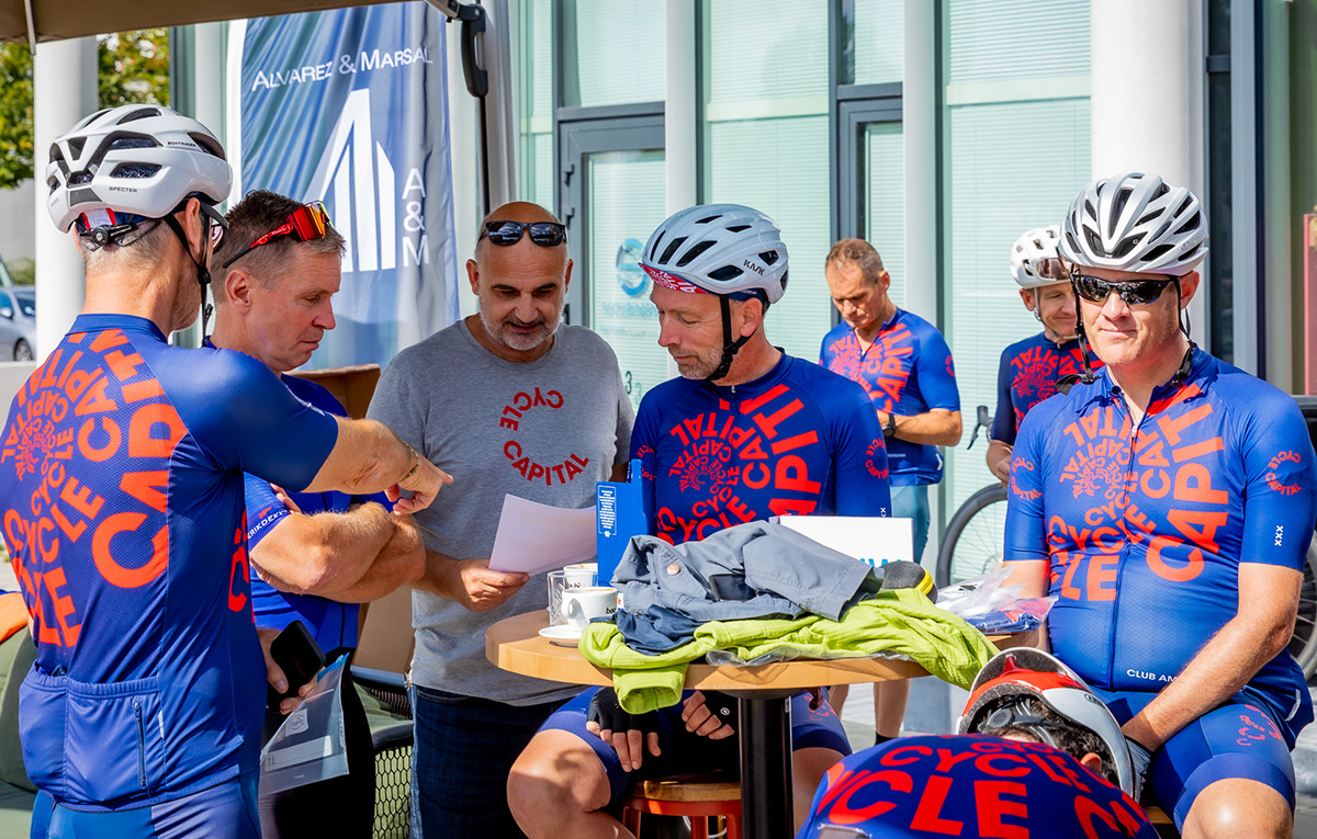 Cycle_Capital's tweet image. Eén dag per jaar verruilen #financeprofessionals hun kostuum voor een sportieve outfit. Op 14/9 stapten 70 wielrenfans op de racefiets voor een toertocht in de polders boven Amsterdam voor het M&amp;amp;A Criterium van @sijthoffmedia. bit.ly/MenA-criterium… #businessride #wielrennen