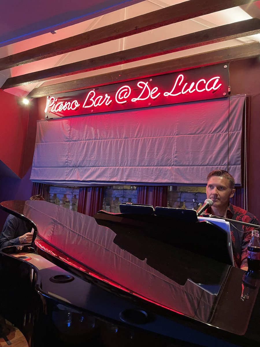peggyspen's tweet image. Never not a top night at @DeLucaCambridge with @RobinPianoMan wearing another snazzy shirt &amp;amp; entertaining us to the max, as always. De Luca nights are the best nights! 🤘🎹🎶🎤💃🍸❤️