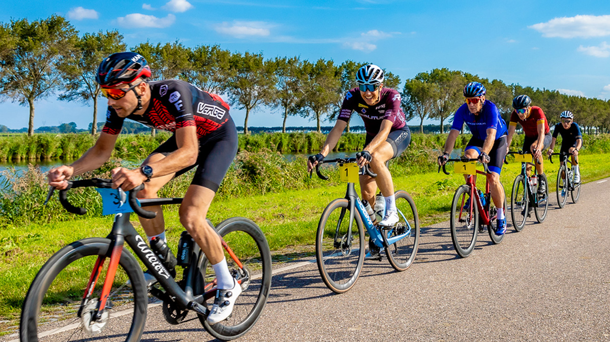 Cycle_Capital's tweet image. Eén dag per jaar verruilen #financeprofessionals hun kostuum voor een sportieve outfit. Op 14/9 stapten 70 wielrenfans op de racefiets voor een toertocht in de polders boven Amsterdam voor het M&amp;amp;A Criterium van @sijthoffmedia. bit.ly/MenA-criterium… #businessride #wielrennen