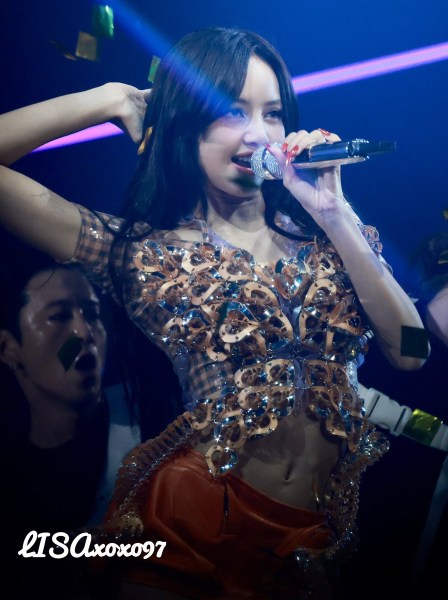 Hug Lisa tweet media