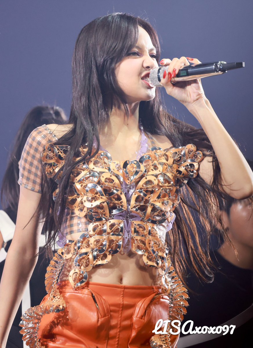 Hug Lisa tweet media