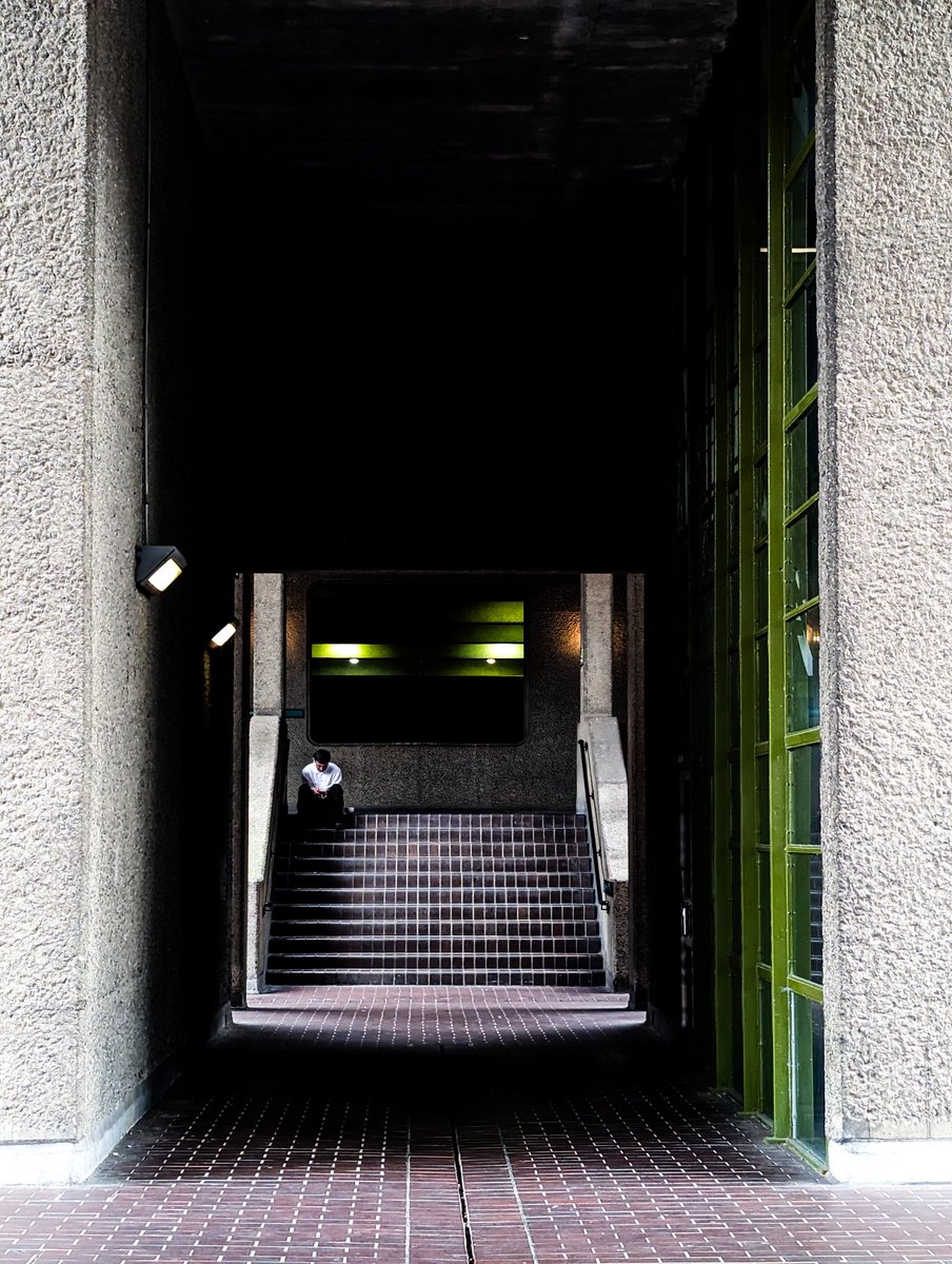 Contrasting colours at @BarbicanCentre 

#photography 
#thebarbican 
#brutalist 
#architecture