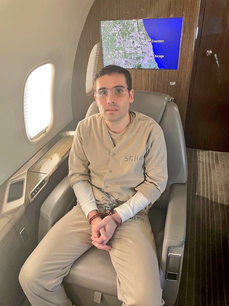 🇲🇽🇺🇸 : Le fils d'El Chapo (Ovidio Guzmán López) vient d'être officiellement extradé de la prison mexicaine vers les États-Unis dans une prison de haute-sécurité. Pour rappel, il dirige la faction de Los Chapitos du Cartel de Sinaloa. Le responsable de la DEA déclare « Ovidio