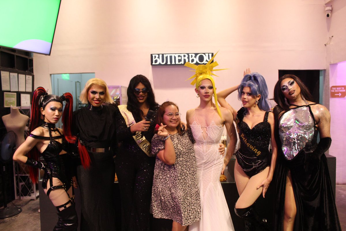 itspiggyrabbit's tweet photo. Another core memory at Butterboy. With these gorgeous gals, congrats sa birthday show hey @brianblack_ 💕💖✨✈️

@odashaflop @AriesNight_ @shewarmarise @alsonblack https://t.co/UfEdFlqHFz