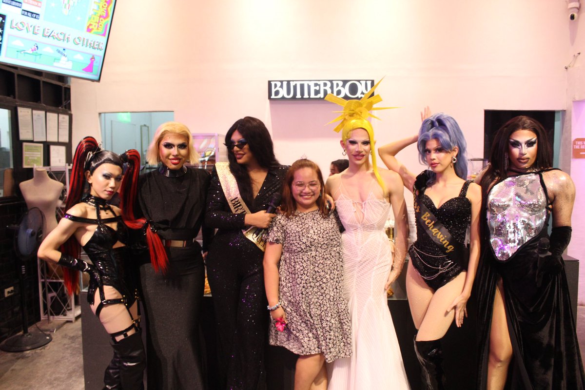 itspiggyrabbit's tweet photo. Another core memory at Butterboy. With these gorgeous gals, congrats sa birthday show hey @brianblack_ 💕💖✨✈️

@odashaflop @AriesNight_ @shewarmarise @alsonblack https://t.co/UfEdFlqHFz