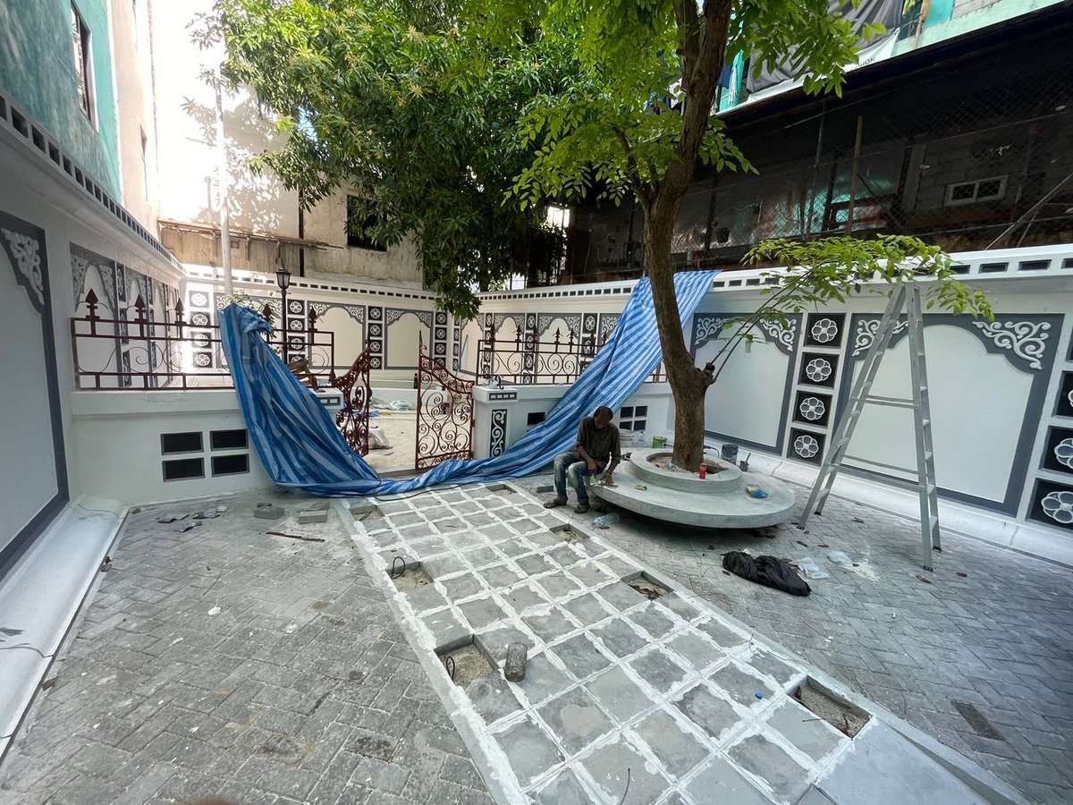 yumna_maumoon's tweet photo. ބޮޑުތަކުރުފާނު ޒިޔާރަތުގެ އާބާތުރަ ފިލުވާ  ނިމިއްޖެ. އަލި ރަސްގިފާނު ޒިޔާރަތުގެ  މަސައްކަތް ނިމެނީ. @HeritageMv @MoACHmv @MWSC_Official
 #ޤައުމީދުވަސް https://t.co/NxQotJiCET