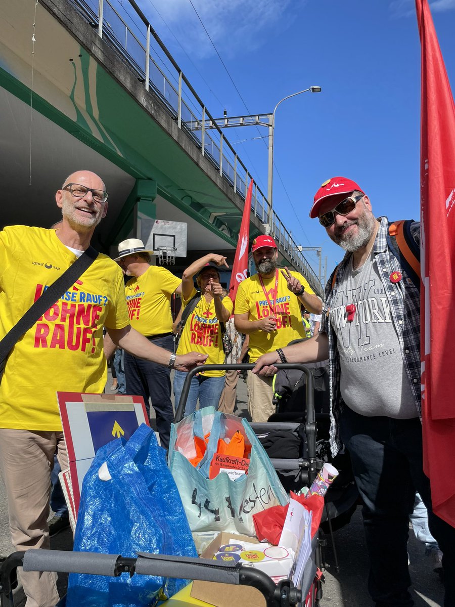 Was für eine DEMO❤️‍🔥
Mit Kolleg:innen aus der ganzen Schweiz haben wir die Berner Strassen eingenommen! 🚩
Für einen echten Teuerungsgleich und höhere Löhne! ✊

Heute auf der Strasse und morgen im Betrieb❗️
#preiserauflöhnerauf #demo #unionproud #unionize