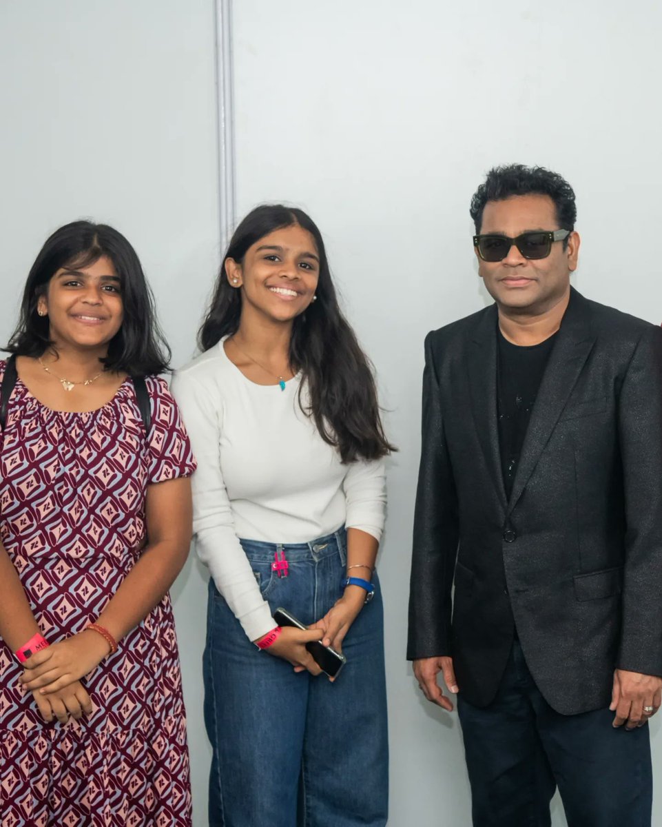 Rajkamal_actor's tweet photo. After such a long concert..
He gave his valuable time and showed his love.. @arrahman
Love u dear A.R. Rahman π΅π΅π΅
The real legend..
Keep entertaining our generations β¨οΈπβ¨οΈ
#arrahman #ARR #rajkamal #RaGaRocks #LaraRocks https://t.co/QhwRQwQT8n