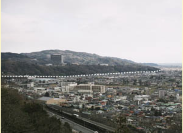 riko_astron's tweet photo. 理科のセンセイを20年やってるけど、プレート境界がはっきり見える場所が関東にあるの。小田原付近で、プレート境界のところが崖になっています↓ここより東は北米プレート、西はフィリピン海プレート。つまり、東京と箱根は、別のプレートです。このプレートの衝突でできた山があるのでプロフです。 https://t.co/Mnkn4B1wJM