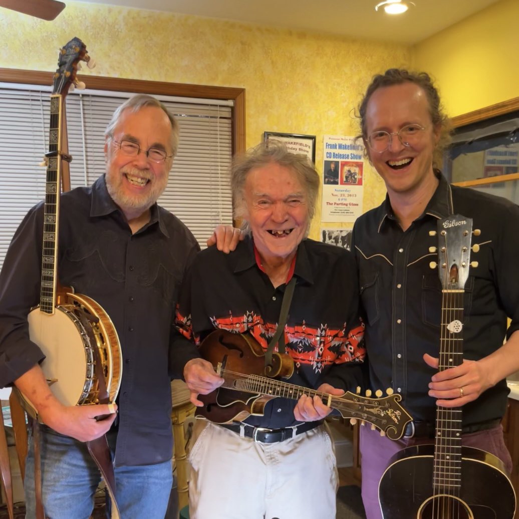 Two neophytes with the legendary Frank Wakefield, at 89, still playing beautifully. Without Frank, there would be no “New Camptown Races.” with @michael_daves