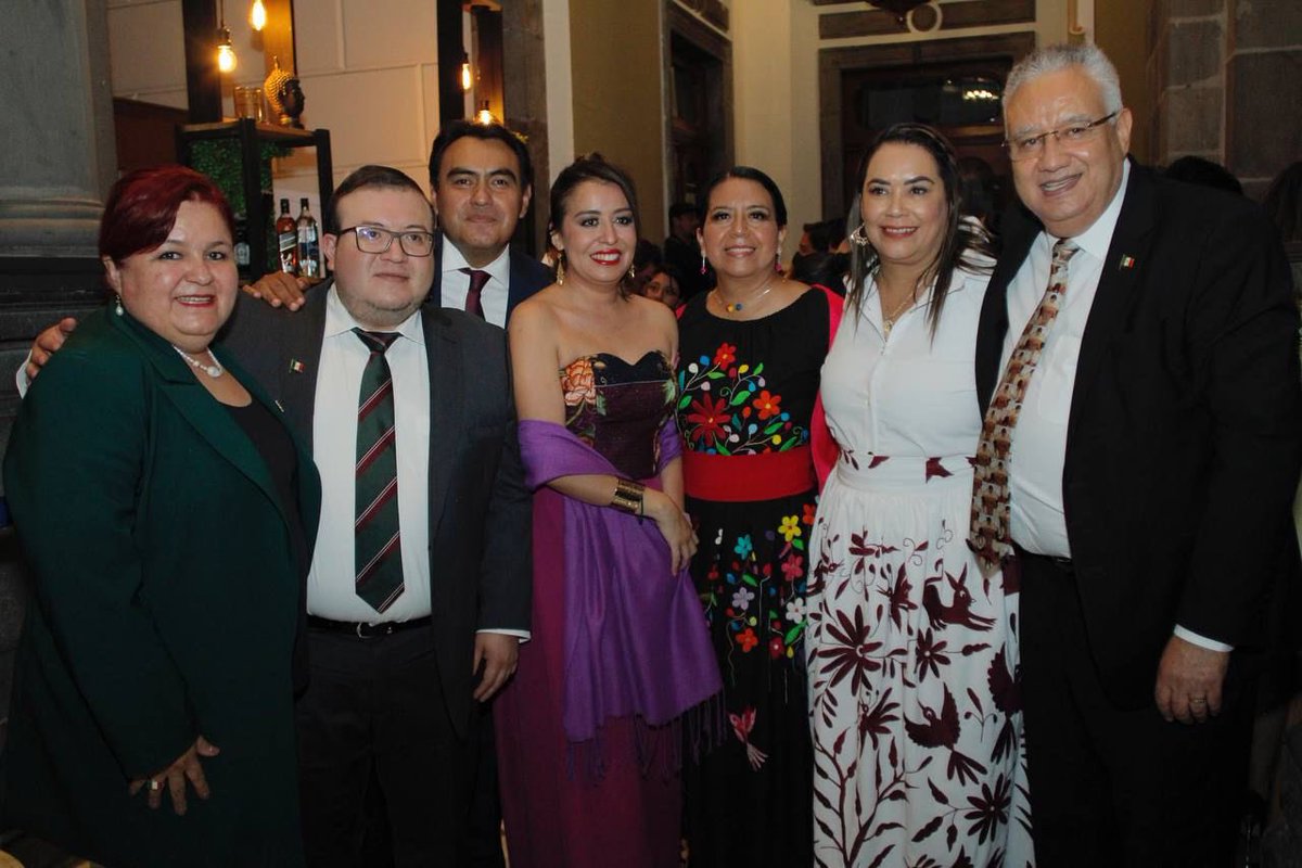 Acompañé al gobernador, @SergioSalomonC y a la Sra. @GabyBonillaDIF al grito de independencia en Palacio Municipal, una fiesta de unidad, amor por nuestras raíces y orgullo de ser poblanas y poblanos. ¡Viva Puebla y viva México!🇲🇽#FiestasPatriasEnPuebla #15DeSeptiembreEnPuebla