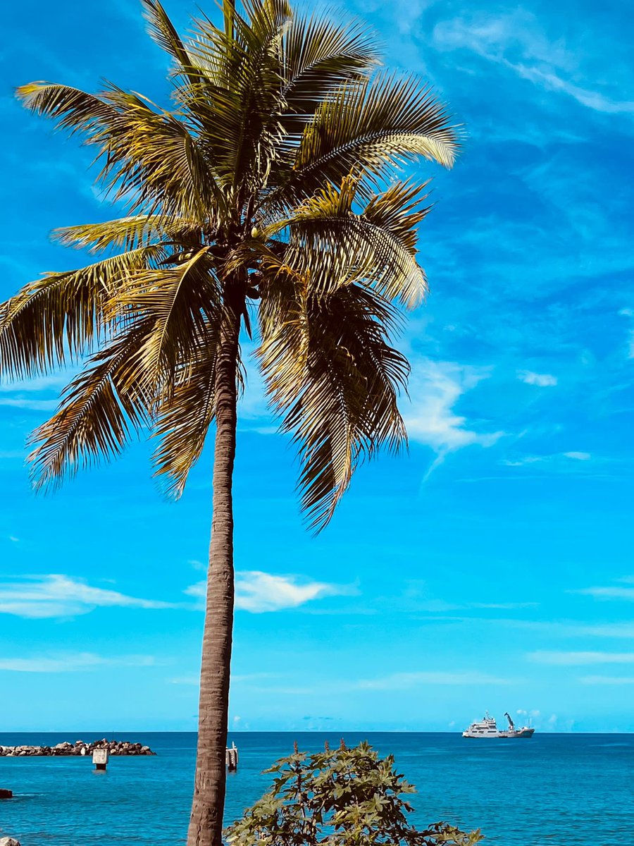 Paradise! #ZrMsPelikaan oefent bij de zogenaamde SSS-eilanden: StMaarten, StEustatius en Saba. @kon_marine : zorg dat je erbij komt! @Defensie @DefensieCarib