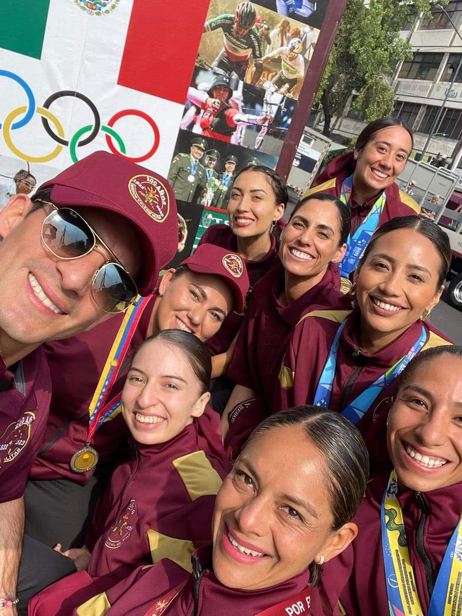Aquí con la banda más fregona del deporte mexicano, natación artística (nado sincronizado), penta, tiro con arco y demás, a punto de que salga nuestro carrito #TeamSEDENA 🫡🇲🇽 #DesfileCívicoMilitar 🪖