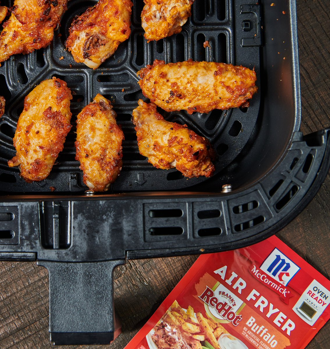 Football season = air fryer wing season! 🍗 Toss wings with our Air Fryer Buffalo Seasoning Mix to make restaurant-style buffalo wings at home. 

Get the recipe: ow.ly/znh750PMfck