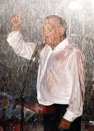 AngMariscal4T's tweet image. El presidente López Obrador, dando uno de su mejores discursos bajo un fuerte chubasco, con una camisa de 80 pesos de Milano.
Dígame Ud. 🫴
¿Es o no, un honor estar con Obrador?  🤝