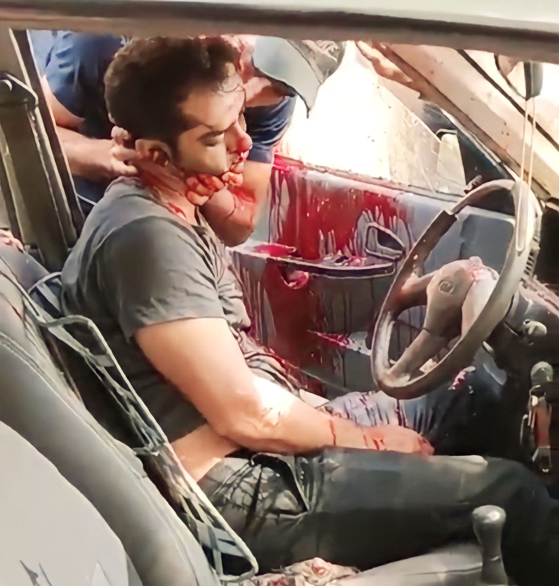 DarSarGom0091's tweet image. به یاد مظلومیت #داریوش_علیزاده که به خاطر بوق زدن کشته شد
هیچ وقت فراموش نمیکنیم...