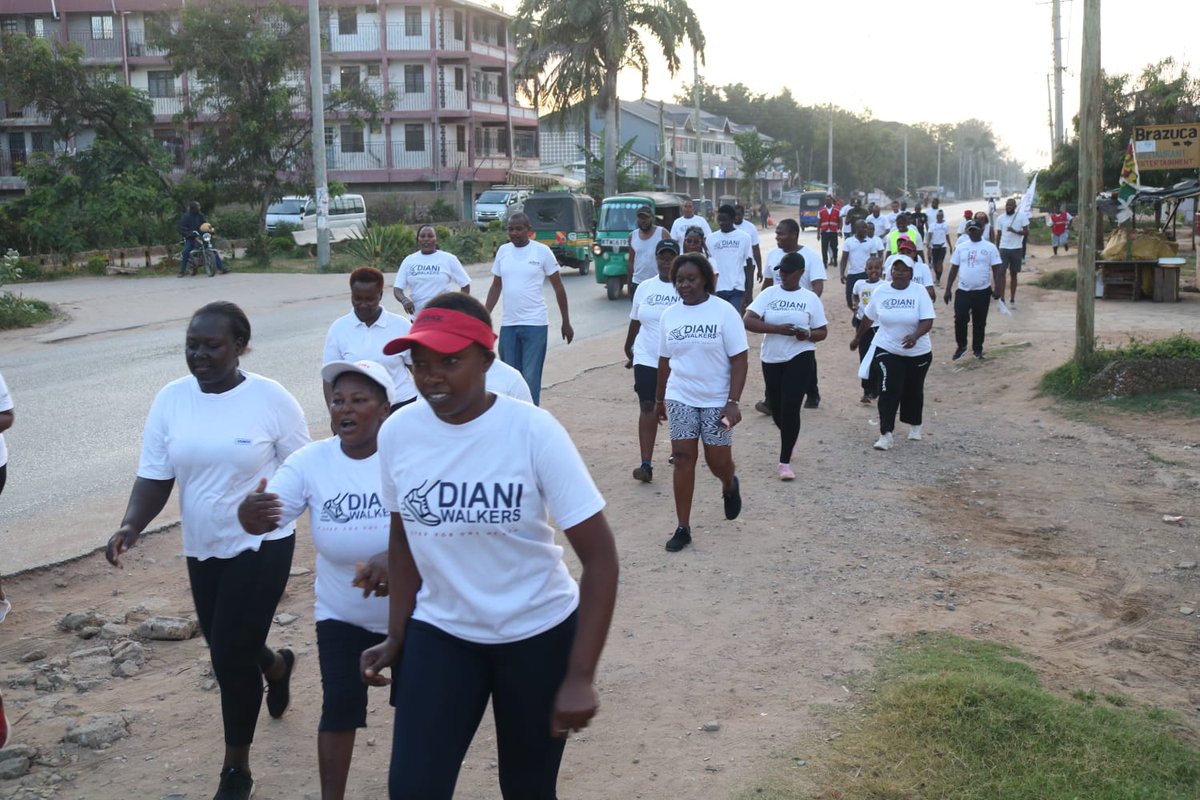 DianiWalkers's tweet photo. @DianiWalkers Blood Drive walk. On the 30th Edition members embarked on a 5kms walk to sensitize the public on the importance of donating blood before seting camp at Ukunda Showground for the first ever DIANI WALKERS BLOOD DRIVE.
#AStep4OneHealth https://t.co/9sF4m1rvzL