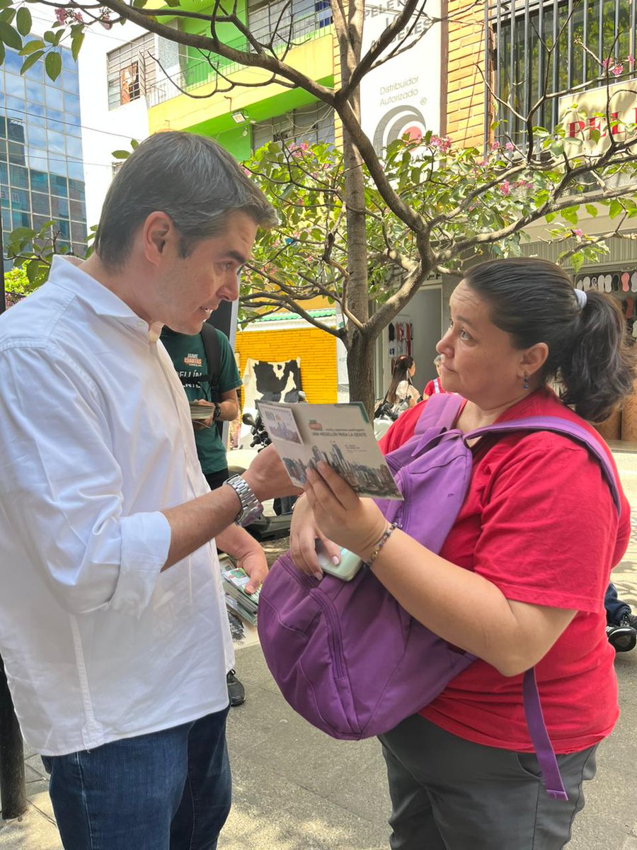 JaimeCuartas's tweet photo. Esta mañana estamos  recorriendo el Centro de la ciudad. Importantes retos tenemos en este sector que es pilar fundamental del desarrollo de nuestra ciudad. 

⚠️Urgente
 
➡️ Oferta cultural constante.
➡️ Más viviendas.
➡️ Más espacio público. 
➡️ Mejorar la contaminación ambiental y auditiva.
➡️ Estrategias para mejorar la situación de los venteros informales. 
➡️ Mejorar la movilidad.

Este 29 de octubre marca en el tarjeton al Concejo de Medellín el logo de @PartidoVerdeCoL
🌻 número 1️⃣

#PorMedellínSomosUNO