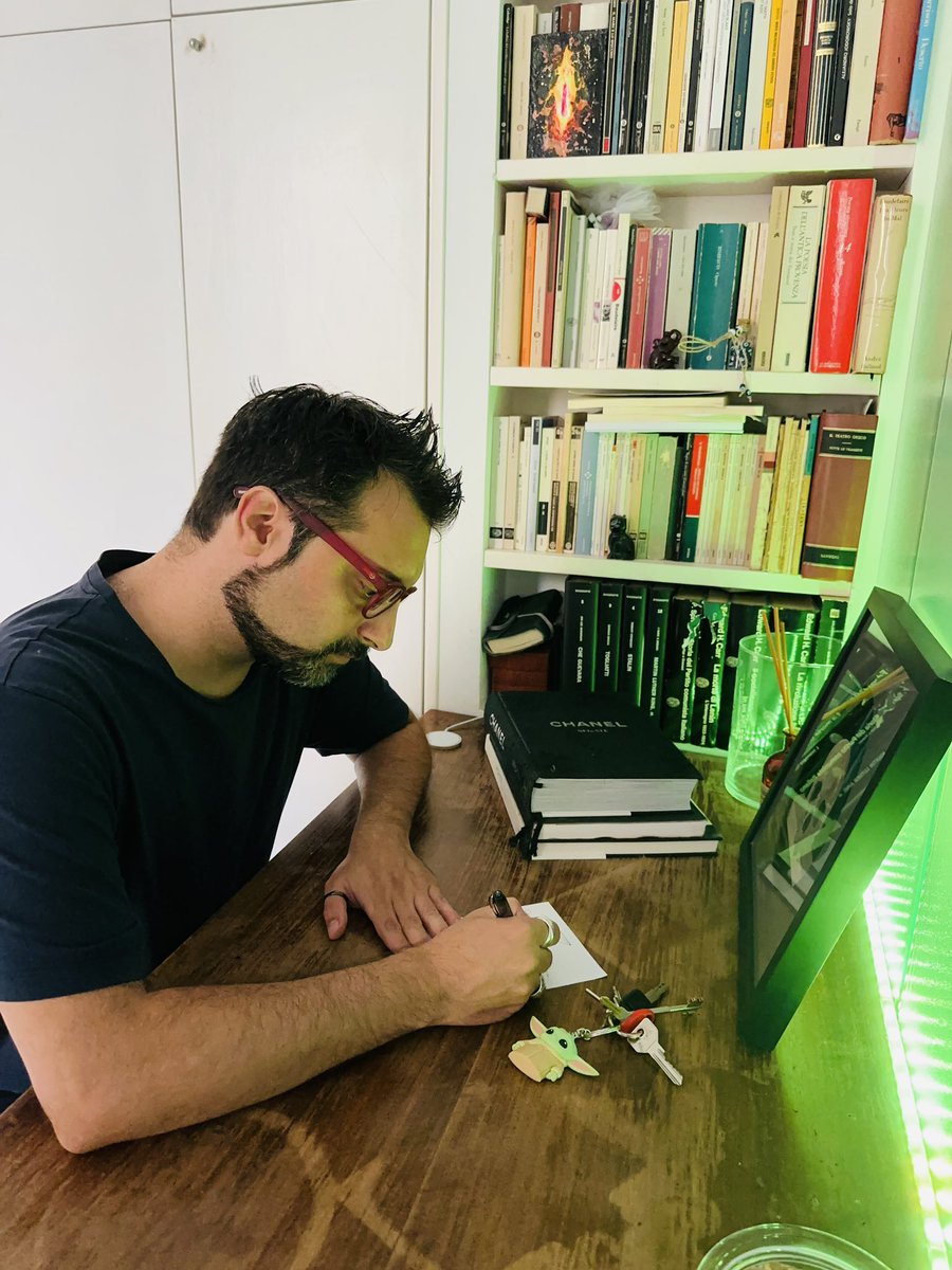 SalamidaFabio's tweet photo. Ciao piccolo amico, come stai?

Vedo che il tuo papà è sempre più arrabbiato perché continua a dover accettare pagamenti con il Pos, anche se quelli che ha votato l’anno scorso gli avevano promesso che avrebbero tolto l’obbligo e chiuso entrambi gli occhi su un po’ di scontrini non fatti. 

Ogni volta che deve mettere la benzina, minaccia di vendere un rene sul mercato nero coreano perché non gli hanno tolto le odiate accise sul carburante. E la benzina, ogni giorno che passa, costa sempre di più. Una sera lo hai persino sentito imprecare contro il suo ex mito politico, umano ed enogastronomico: accecato dalla rabbia lo ha chiamato “girasagre”.

Ormai del “blocco navale” non gliene frega quasi più nulla: forse ha intuito che se uno è sfigato non è colpa dei migranti che arrivano. E sì… di migranti ne arrivano molti più di prima e lui è sempre più sfigato, ma le due cose non sono collegate.

E la tua mamma, come sta?

Lo so, la senti spesso dire cose brutte sul buon dio, soprattutto quando la accompagni a fare la spesa e si accorge che tutto costa molto più di prima; ma non ti preoccupare: Iddio è difeso dal signor presidente Giorgia. E comunque il cognato d’Italia ha detto che se sei povero mangi meglio dei ricchi, quindi va bene così.

Per risparmiare, si va a fare la ceretta da un’estetista cinese sposata con un tipo di Caserta. E quando esce ha lo stesso colore della mamma di Peppa Pig.

Sia la mamma che il papà iniziano a capire di esser stati presi in giro per l’ennesima volta. E che l’unica cosa che questo Governo potrà fare per loro è mettere un crocifisso ben visibile in tutti gli uffici pubblici per farli sfogare un po’.

Stasera, mentre saranno lì, tristi tristi davanti alla prima rata del finanziamento con cui avete pagato il costosissimo ombrellone con due sdraio dei quattro giorni di vacanza a Mondragone, avvicinati, consolali con un sorriso, accarezzali dolcemente sul viso di’ loro: “questa è la carezza di Fabio Salamida”.

#politica #politicaitaliana #governo #governomeloni #povertà #benzina #prezzi #inflazione #girasagre #pos #italia #immigrazione #blocconavale #ceretta