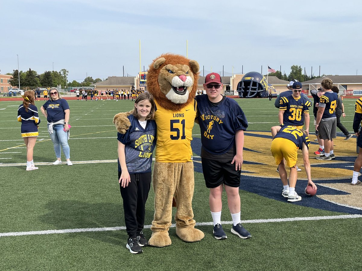 SouthLyonHS's tweet image. Victory Day at SLHS! This event brings together our community in a day filled with touchdowns, cheers, and a celebration of all of our SLHS athletes. Thank you to the football program, cheer and Pom teams, the SLHS band, special ed. staff, and everyone that made this day special.
