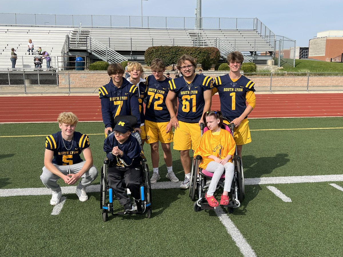 SouthLyonHS's tweet image. Victory Day at SLHS! This event brings together our community in a day filled with touchdowns, cheers, and a celebration of all of our SLHS athletes. Thank you to the football program, cheer and Pom teams, the SLHS band, special ed. staff, and everyone that made this day special.