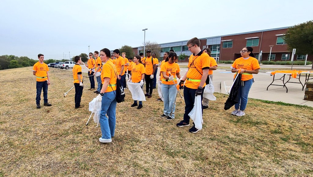 msgtraemhild's tweet photo. Great to see 50 cadets out for Community Service on an Overcast Saturday.  Great Job Cadets! @AimHigh #WeRSaginaw @excellence inallwedo @EMSISD @EMSISD_CTE https://t.co/6nCRshnwnm