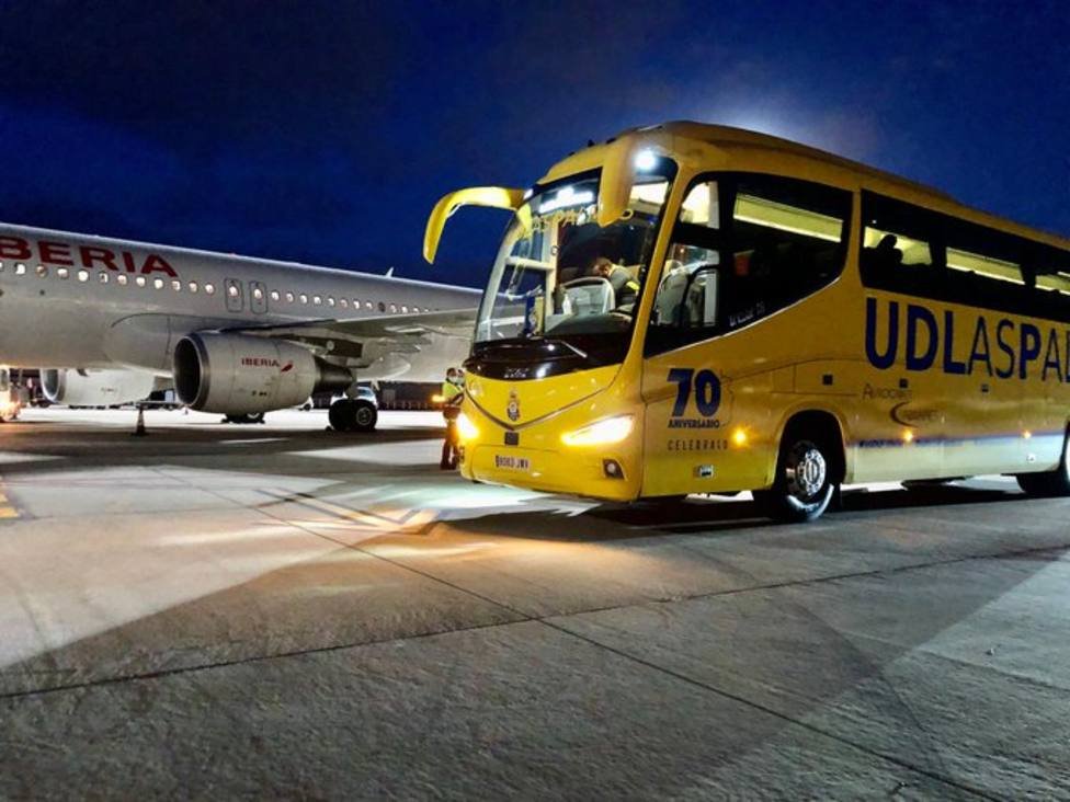 🚨⚽️ Informa Francis Matas

⚠️ 17 futbolistas de la <a href="/UDLP_Oficial/">UD Las Palmas</a> se han quedado EN TIERRA en Gran Canaria por un despiste

✈️ Han ido a tomar café en el aeropuerto y los ha dejado el avión que los llevaría a Madrid para luego ir a Sevilla a jugar el #SevillaFCLasPalmas