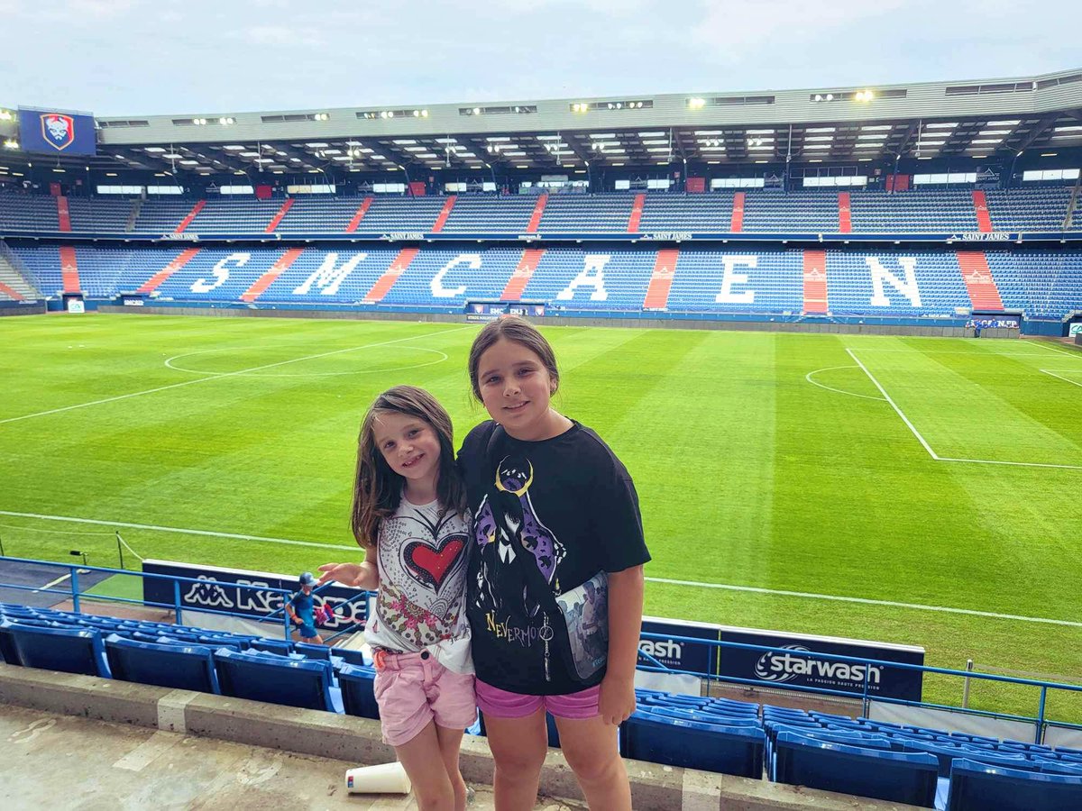 footmultiple's tweet photo. C’est la très belle image de cet épisode 🥰

Ces deux petites supportrices auxerroises, fan de Mathias Autret, ex-joueur de l’AJA, ont été invitées avec leurs parents par le joueur pour assister à son match du jour face à l’ASSE, à Caen, dans son nouveau club.

La famille a donc fait le déplacement en Normandie, à la grande joie des filles forcément ! 👌

Très classe. En plus d’être très fort sur le terrain, le néo-caennais ne manque pas de valeurs 👏