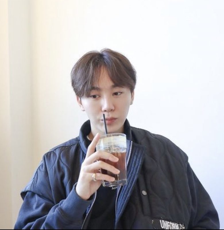 jeongjasae's tweet photo. 마음 울적한날엔 
거리를 걸어보고
향기로운 디카페인아아메에
취해도보고
한편의 시가 있는
제주바다도 가고
밤새도록 그리움에 일기쓰고파 https://t.co/jCMRMTW076