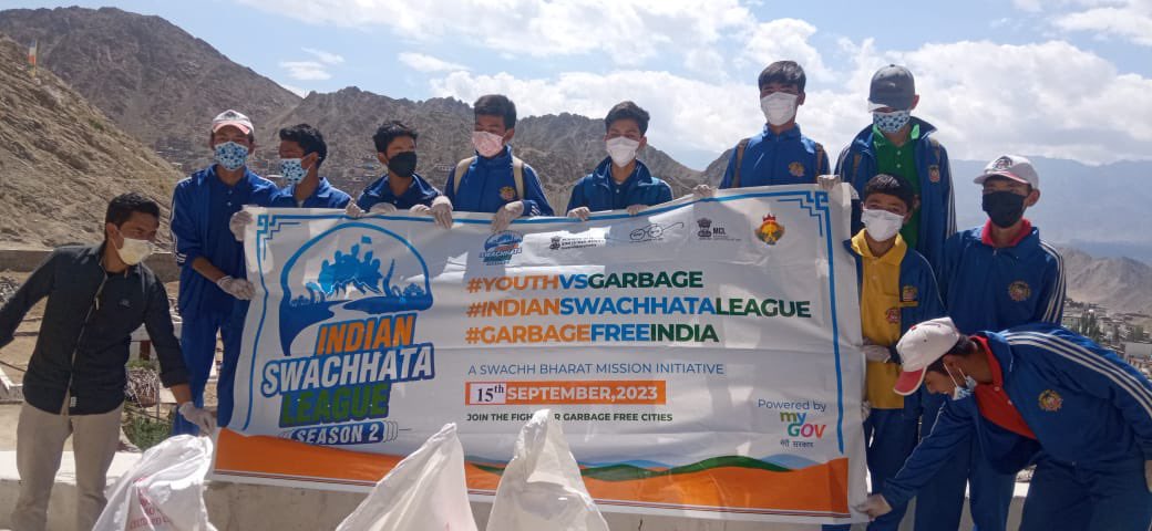 LadakhUlb's tweet photo. Today 15 students from the Govt Boys School enthusiastically joined a cleanliness campaign that extended from the DC Office in Leh all the way to Leh Palace. #YouthVsGarbage #SwachhBharat #GarbageFreeIndia #SHS2023 @SwachhBharatGov @swachhbharat @PMOIndia @DIPR_Leh @MCL_leh https://t.co/S1A9ldIqDp