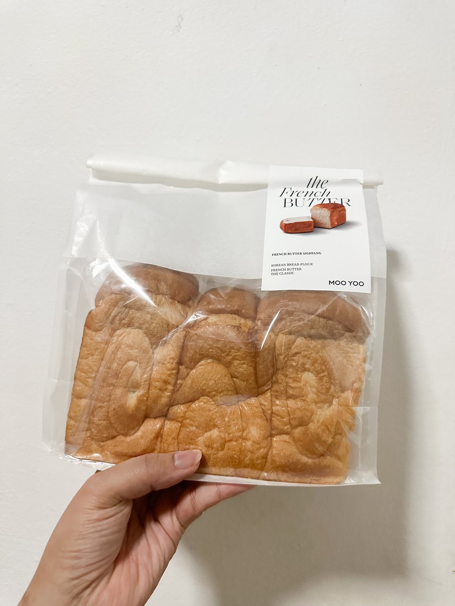 ขึ้นแท่นลูกรักคนใหม่ หลังจากเป็นสลิ่ม ขนมปังแบรนด์ฮ่องกงแบรนด์นึงมานาน ตอนนี้ผันตัวเปนทาสรัก Moo Yoo เป็นการลงมติร่วมกันทั้งบ้าน น้องขนมปัง SIGPPANG เหนียวนุ่ม ไม่ติดหวาน กินเปล่าๆก็ดี ทำเป็นโทสก็อร่อย ปามิเย่คนรีวิวเยอะแล้ว ไม่ผิดหวัง ไปตำกันเถอะ ร้านอยู่ชั้น 3 CTW ค่ะ