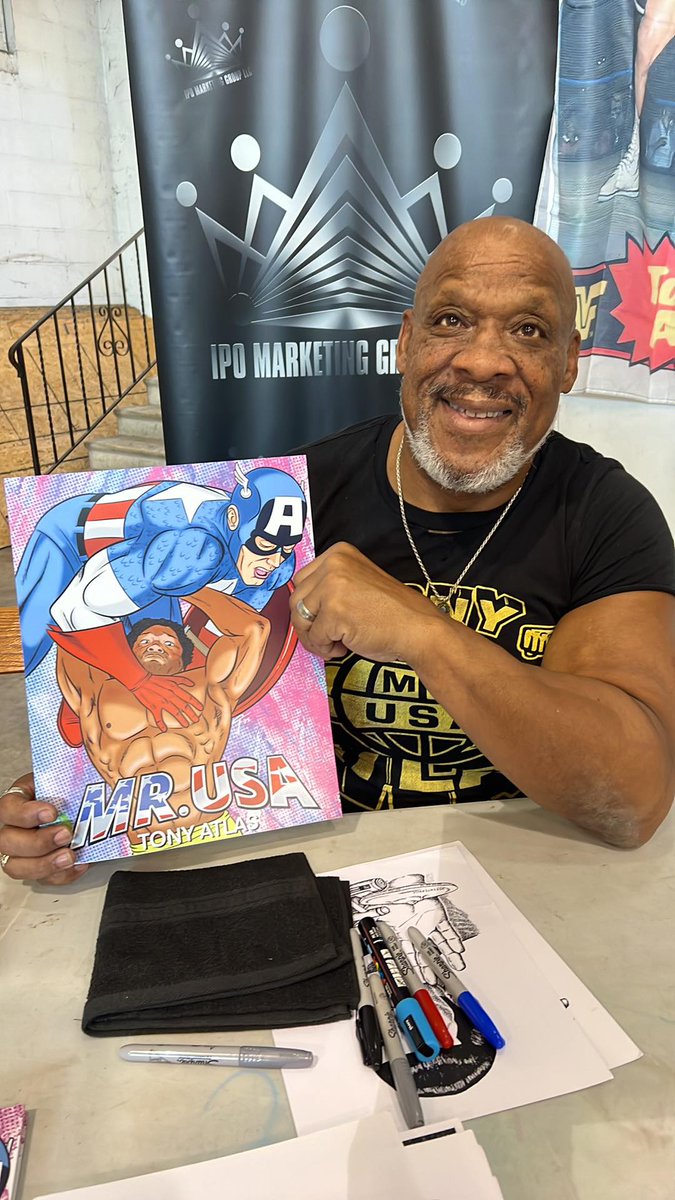 Mr. U.S.A. @tonyatlas with my illustration of him at a Baltimore convention today (16/9/2023) 😊

follow me on instagram 👇🏻
instagram.com/CarolitosDigit…

#TonyAtlas #MrUSA #ProWrestling #Wrestling #BodyBuilding #PowerLifting #WWE #WWF #WrestlingFanArt #FanArt #DigitalArt #ProCreate