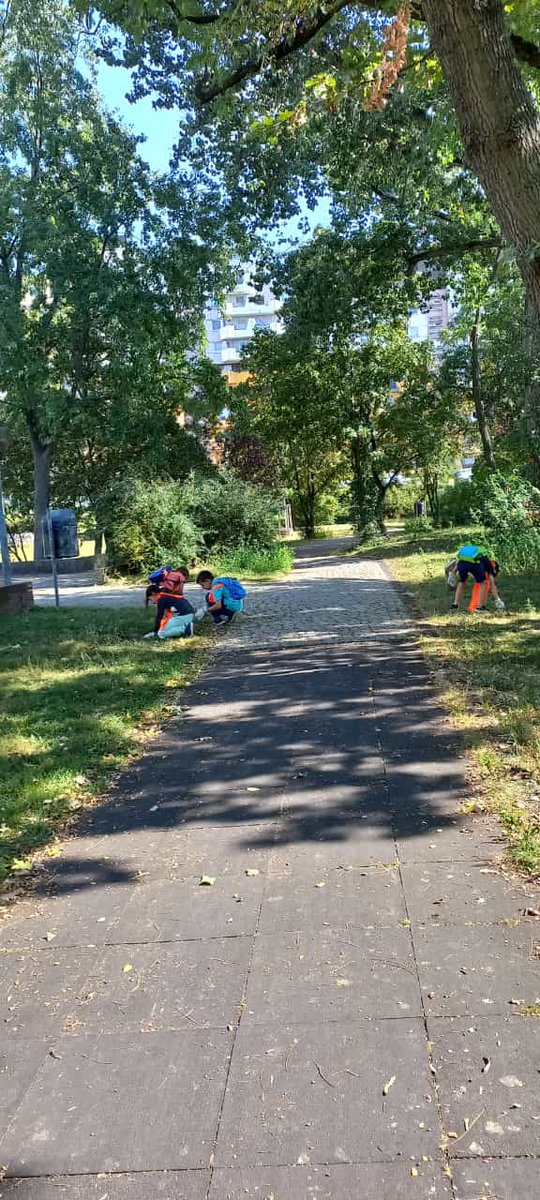 Kultur_Akademie's tweet photo. 2) Den Schülerinnen und Schülern der Kulturakademie wurde die Bedeutung der Aktion und die Wichtigkeit, unsere Umwelt sauber zu halten, erklärt.
#Wolrdcleanupday #forumdialog https://t.co/oJbcAv9pmY