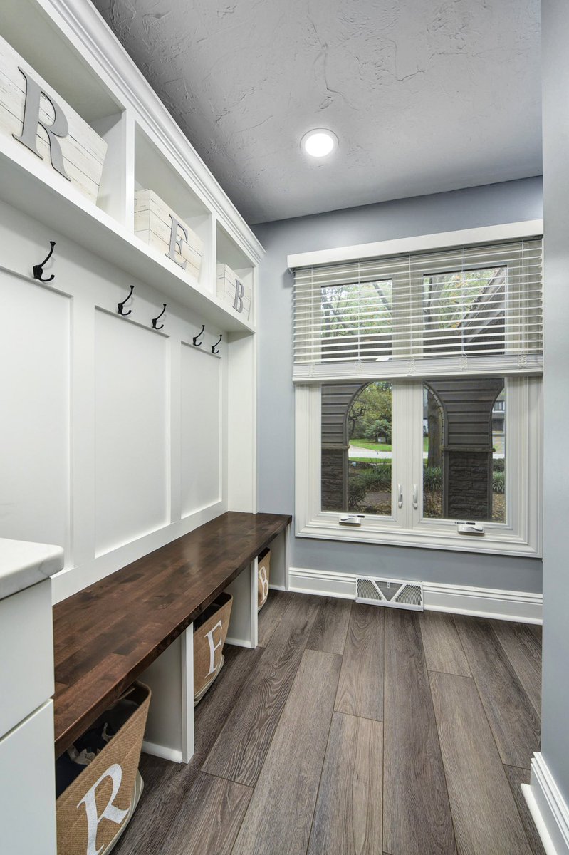 BennettBuilders's tweet image. This #BayVillage mudroom features lockers with cubbyholes up and down, stained bench and a catch-all drop zone tucked away from the main living area!

#mudroom #mudroombench #mudrooms #mudroomgoals #remodel #remodeling #mudhall  #bayvillageohio #buildinghappinessforgenerations