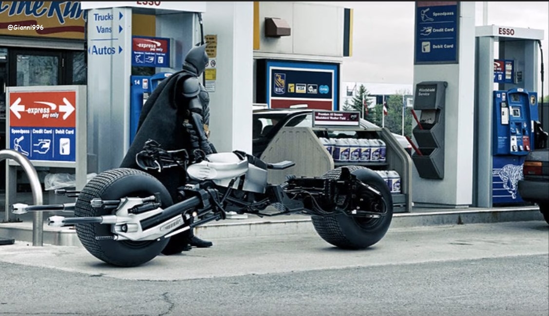 #16settembre 2023 
Vi ho mai raccontato di quella volta che mi trovavo a #GothamCity e fermandomi a un distributore per fare carburante, ho avuto l’occasione d’incontrare il #CavaliereOscuro ? 
#TheDarkKnight #BatmanDay #LongLiveTheBat 
#LongLiveBatman