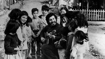 MemoriaHis's tweet photo. 16 de septiembre de 1973. Fue asesinado Víctor Jara.

El profesor y cantautor se despidió de Joanita, Manuela y Amanda, su hermosa familia. 
Fue a la Universidad Técnica para no dejar solos a sus estudiantes y compañeros tras el golpe de estado. 

Jamás volvería a verlas. 🌹✊ https://t.co/1ur0gs5tY0